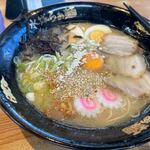 水城らあ麺 - 特製ラーメン９５０円の出来上がり。
 
特製ラーメンは普通のラーメンの麺が1,5倍でチャーシュー・なると・生卵・シナチク・ゆでたまご・ネギ・のりがトッピングされたラーメン。
 