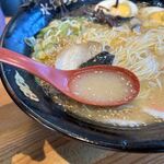 水城らあ麺 - スープはあっさり豚骨の優しい味の飲みやすいスープでした。