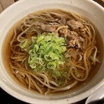 そば処紅山水 - 温かい肉そばは山形名物。牛肉がそばに絡みつきネトネトと油まみれにそばが包まれる