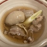 そば処紅山水 - たっぷりのスープにイモと肉とネギとこんにゃくが沈んでいる
