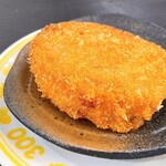 いづつや - 下津井名物たこコロッケ¥300外　揚げたてサクサク甘いコロッケ。小さなタコがいくつか入っている。タコ味はしなかった。