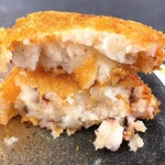 いづつや - 下津井名物たこコロッケ¥300外　揚げたてサクサク甘いコロッケ。小さなタコがいくつか入っている。タコ味はしなかった。