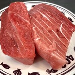 いづつや - 本鮪の小トロ¥400外　一応寿司。見ての通りとてつもなくネタがでかくて分厚い。大満足美味い。