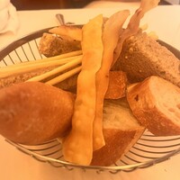 ピアット・スズキ - 四種類のパン。細いチーズのパンが美味しかったです。