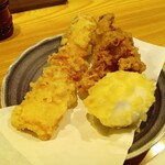 手造りうどん 楽々 - ちくわ天、半熟卵天、平日限定のとり天、それぞれ¥220