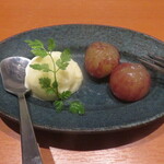 銀座 個室 蟹料理 わだつみ - 柚子のジェラート、ピオーネ（種なしぶどう）