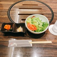 肉や大善 大名古屋ビルヂング店 - サラダとお漬物です
