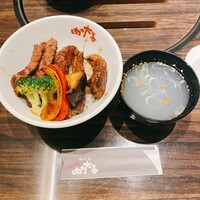 肉や大善 大名古屋ビルヂング店 - 和牛ハラミ丼とスープです