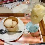 ビストロカフェ ももてなし家 - 梨のスムージー 700円、ももてなし家の手造りアイスクリーム 500円（いずれも税込）