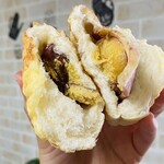 ブーランジェリ･エ･カフェ　オブジェ - お持ち帰り♡さつまいもとエダムチーズ♡最近オブジェさんのパンメニューに仲間入りした新しめの子！ベーコンとマスタードの塩気とおいもさんの甘み、あまじょっぱいのとほんのり甘いパン生地の組み合わせ最高♡