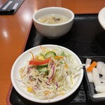 座135 - サラダとスープ(内容は見た目の通り)でも付いてくるんです