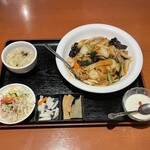 座135 - 週替わりランチは中華丼　ご飯少なめで