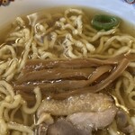 仙台中華そば 銘店嘉一 - 甘めに味付けされた手切り短冊メンマ。