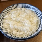 仙台中華そば 銘店嘉一 - 粒立ち良くシャッキリ硬めの白飯。めちゃくちゃ美味いです。