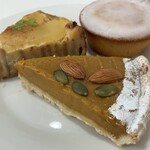 ル ビアン  エキュート赤羽店 - 手前:かぼちゃタルト、右上:ガトーナンテ、左上:パンがミルフィーユ上に重なってリンゴが乗ったもの