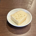 Osteria Shoru - パン(軽くオリーブオイルが塗ってある) バター、オリーブオイルの追加は各￥50