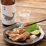 京町一鳥目 - 皮目はパリッと香ばしく焼いた国産鶏の炭火焼き