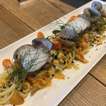 アプテカ フレーゴ - ボンゴレとパプリカソースのリングイネ。魚介出汁でできた泡やイカスミを練りこんだグリッシーニのパン粉が目にも楽しい。