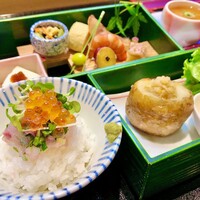 ジャガ芋のカニ詰め弁当   先代より受け継いだ伝統の味 ※水菓子付き