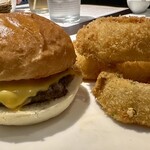 ダグズ・バーガー 宮古島本店 - ダグズ・カリフォルニアノーベジチーズバーガー