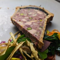 フランス料理 ル・クール - 蝦夷鹿などの３種類の肉が入っているパティ