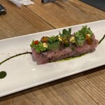 アプテカ フレーゴ - お魚のタルタル。赤身に感じる酸味とパプリカソースが合わさり、とてもさわやかかつうまみが濃い絶妙な味付けでした。