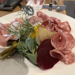 アプテカ フレーゴ - 生ハムの盛り合わせ。おいしい生ハムと酸っぱさの潔いビーツのピクルスとの組み合わせがおいしい。丸い葉っぱの野菜、名前を教えていただいたのにおぼえられずかんでいると粘りが出て楽しい味だった。