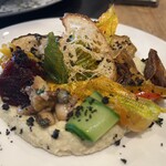 アプテカ フレーゴ - そら豆のフムスと季節の野菜。まろやかなフムスに野菜のマリネやローストが味の変化をつけてしみわたるおいしさ。