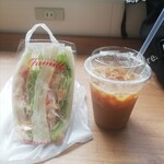 ファミーユ 海老江店 - 海老アボカドサンド450円とファミマコーヒー