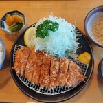 勝味庵本店 - ロースカツ定食。味噌汁が塩っ辛くないのがとてもいい！お出汁がしっかりしてるのでちゃんと美味しいし♪塩っ辛い味噌汁が多いエリアでは貴重な店