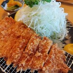 勝味庵本店 - ロースカツ近影。しっかり火は通っているのに、しっとりジューシー！以前食べたときより断然いい。いつもこの仕上がりなら最高！またすぐ行って確かめよっと♪