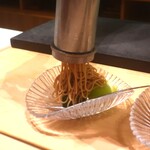 日本料理 吟 - 栗ペーストを目の前で搾って完成