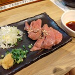 もつ焼 狼煙 - タン刺