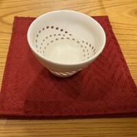 赤坂 渡なべ - いつもは飲まないお酒も　少しだけいただきました。透かし彫り蛍手が素敵です。日本酒は"みむろ酒"だそうです。