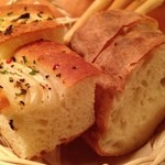 ラ スフォリーナ - 自家製オニオンフォカッチャにパン