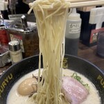 とんこつラーメン博多風龍 - 麺