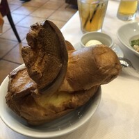 トラットリア グランボッカ - 食べ放題のホップオーバーというシュークリーム生地のようなパン　ホカホカの焼き立てに塩ホイップバターとメープルシロップを付けると至福の美味しさ…♡
