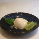 トラットリアエピッツェリアヤンモ - 紅茶のパンナコッタ シャインマスカット添え