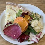 Tsuchi 農園野菜とチーズ料理 - サラダとピザ