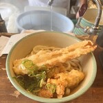 おにやんま 五反田本店 - とり天ちくわうどん。