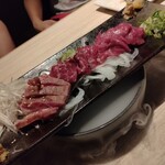 焼鳥 大自然 西中洲店 - 赤身、バラ、ヒレ。２人前の量の盛り合わせ。これは美味かった。