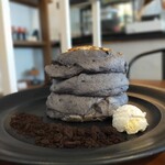 512 CAFE＆SWEETS - 焼き芋ブリュレパンケーキ　全体的に味が薄め。パンケーキとの間のカスタードが感じない…入ってる？！