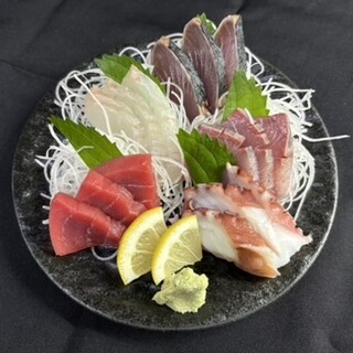 漁港より直送の鮮魚がイチオシ！盛り合わせがオススメです