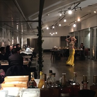 月に1度の「ベリーダンスショー」で華やかな夜のひとときを♪