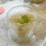 HAUTE COUTURE CAFE OMOTESANDO - 2層のグラススープ 蕪と鶏そぼろ餡