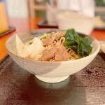 あづま - うどんの麺は太めでしっかりとしたコシがあり、噛むたびにもちもちとした食感が楽しめる。 ぶっかけうどんのつゆは濃いめで、しっかりとした味わいが特徴だ。