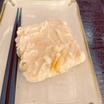 あづま - 高野豆腐は出汁でしっかりと煮込まれており、その後に天ぷらにされることで、外はサクサク、中はジューシーな食感が楽しめる。
