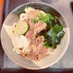 あづま - 肉は甘辛く味付けされており、うどんとの相性が抜群だ。 特に大根おろしとレモンが添えられているため、さっぱりとした後味が楽しめる。 がっつり食べたい時にはぴったりの一品だ。