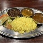 ナーランダ - 3種のカレーが食べられるティーンカレー。左からマハラジャ、野菜カレー、マトンカレー