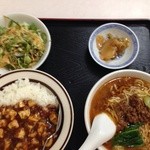 喜京屋 - 日替り ラッキー麻婆飯と坦々麺ハーフセット